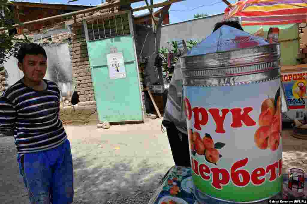 Ўшликлар ёнган уйи ёнида ўрик шарбати ва айрон сотишни бошлашган.