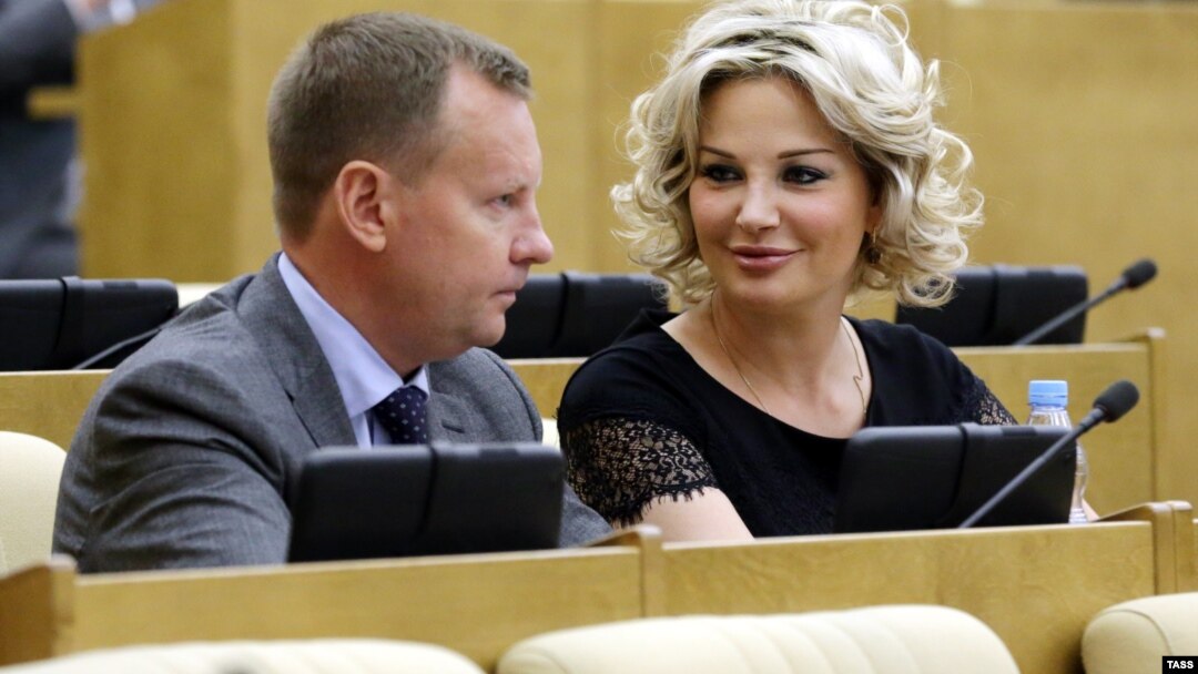 Денис Вороненков и Мария Максакова на заседании Госдумы, июнь 2016 года 