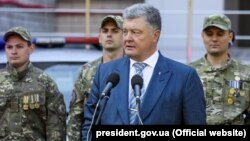 Prezident Petro Poroshenko müharibəni bititə bilmədiyinə görə Ukrayna xalqından üzr istəyib