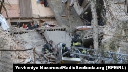 «Рятувальники ліквідовують наслідки атаки. На місцях працюють усі екстрені служби», йдеться в повідомленні ДСНС