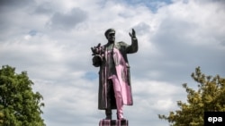 Коневдин эстелигине боёк чачып кетишкен. 