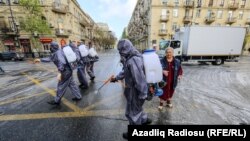 Азербайжандын баш калаасы Бакунун көчөлөрүн дезинфекциялоо, 18-апрель, 2020. 