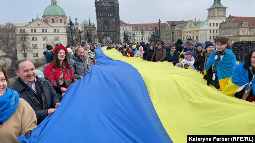 Ukrainasit duke shpalosur flamurin e tyre në Urën e Karlit në Pragë, më 19 janar.