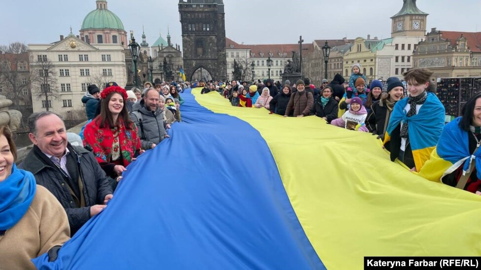 Ukrainasit duke shpalosur flamurin e tyre në Urën e Karlit në Pragë, më 19 janar.