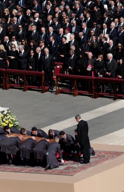 Световни лидери и десетки хиляди вярващи се събраха в събота