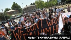 Mladi iz grada Gori napravili su "živi zid", noseći transparente na dvogodišnjicu rusko gruzijskog rata, 11. avgust 2010