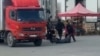  Саҳнаи латтукӯби муҳоҷиронро дар бозор корбарони Радиои Озодӣ аз шаҳри Новосибирск фиристоданд