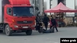 Саҳнаи латтукӯби муҳоҷиронро дар бозор корбарони Радиои Озодӣ аз шаҳри Новосибирск фиристоданд