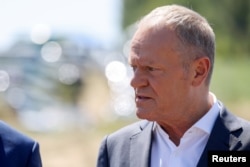 Прем'єр-міністр Польщі Дональд Туск спілкується з журналістами на місці падіння, ймовірно, російської ракети Х-101 у Люблінському воєводстві Польщі, 30 липня 2026 року
