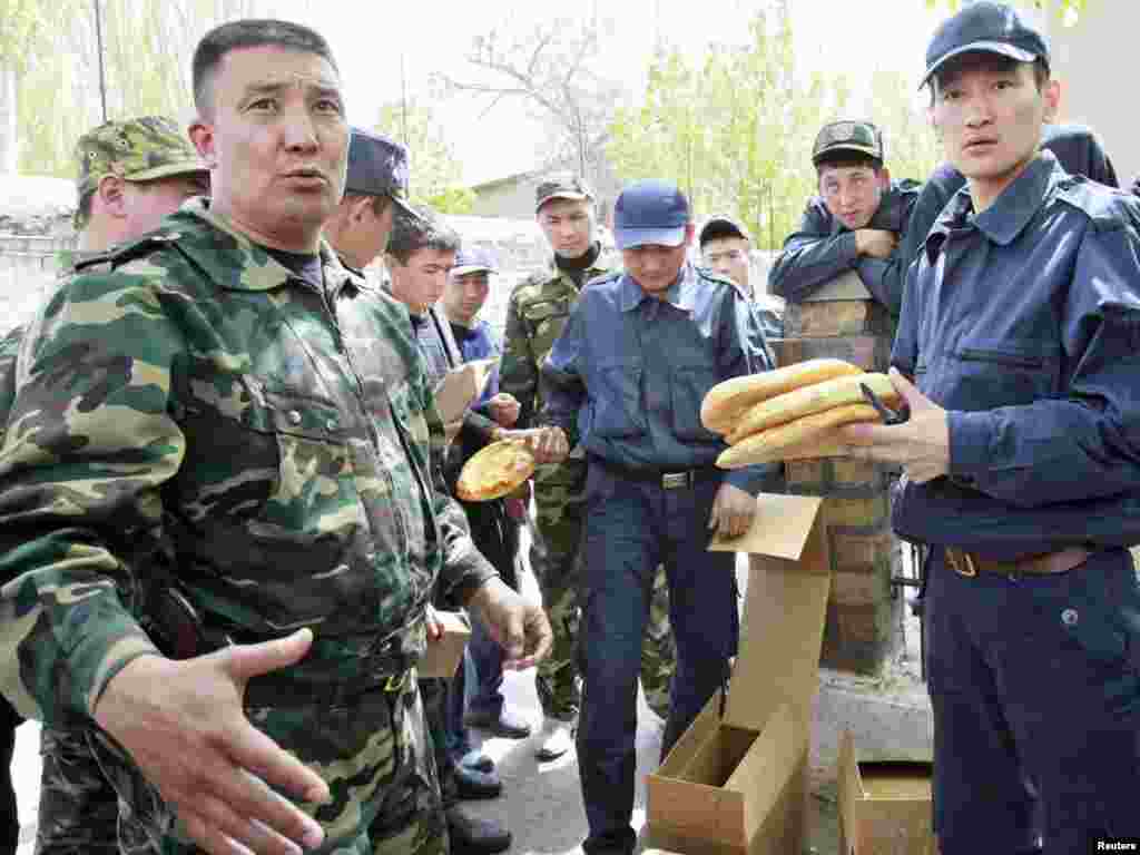 Міліцыя ў Кіргізстане разьмяркоўвае хлеб і сухія пайкі, перададзеныя з амэрыканскай ваеннай базы