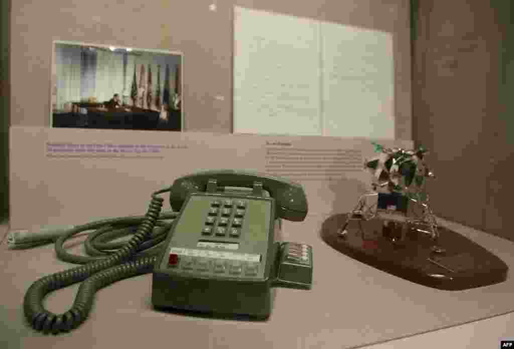 SAD - Dio izložbe u Nacionalnom arhivu u Washingtonu su i ovi predmeti od predsjednika Richarda Nixona, 7. januar 2013. Foto: AFP / Saul Loeb 