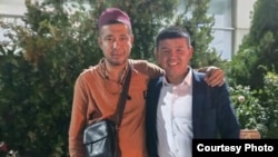 Белсенді Ержан Елшібаев (оң жақта). Сурет белсенді түрмеден шыққаннан кезде түсірілгенге ұқсайды. Tirek.info сайтынан алынған. 