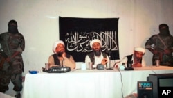 Afganistan - Ayman al-Zawahri, në të majtë dhe Osama bin Laden në mes, gjatë një konference për media më 1998 në Afganistan. 