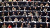 Membrii Parlamentului European votînd ridicarea imunității europarlamentarei franceze Marine Le Pen, acuzată în țara e de rasism, 2 iulie 2013.