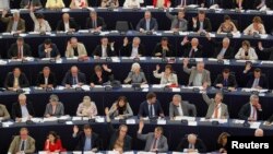 Membrii Parlamentului European votînd ridicarea imunității europarlamentarei franceze Marine Le Pen, acuzată în țara e de rasism, 2 iulie 2013.