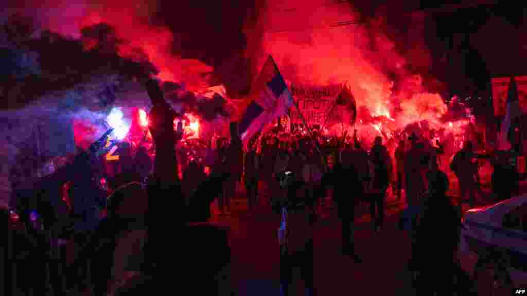 Demonstranti pale baklje u gradu Svrljig u jeku protesta koje se održavaju širom Srbije zbog urušavanja nadstrešnice Železničke stanice u Novom Sadu.