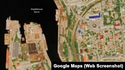 Будівля російського Центробанку в Севастополі (позначена синьою міткою на мапі) розташована менш ніж за 100 метрів від Севастопольського морського заводу