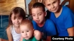 Дети многодетного отца Анатолия Моисеева