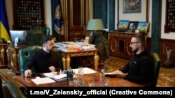 Стерненко, коментуючи зустріч, заявив, що мав можливість обговорити «найбільш актуальні питання як щодо забезпечення війська і благодійної діяльності, так і щодо інших викликів, які стоять перед нашою державою»