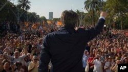 Fostul lider separatist al Cataloniei a fost văzut la un miting al suporterilor săi, ținând un mic discurs și primind ovații, înainte să dispară din nou ca să nu poată fi arestat. 