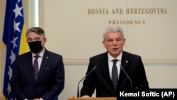 Željko Komšić i Šefik Džaferović na konferenciji za medije nakon odbijanja susreta sa ruskim ministrom spoljnih poslova Sergejem Lavrovim, 15. decembar 2020. 