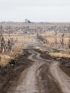 Un drum care a fost odată bulevardul Drujbîi din Mariinka, fotografiat pe 4 decembrie. Asfaltul a fost desprins de pe pământ de bombardamente.&nbsp;