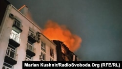 რუსული დრონით დარტყმის შედეგად გამოწვეული ხანძარი კიევის ოლქის ბელოგოროდის რაიონში მდებარე სახლში. 2026 წლის 28 იანვარი