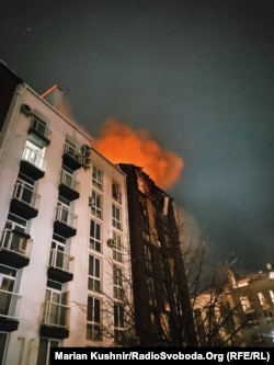 Пажар у доме ў Кіеўскай вобласьці, выкліканы ўдарам расейскага дрону. 28 студзеня 2026 году