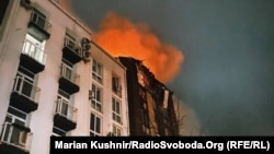 Яке аз биноҳои Киев пас аз ҳамлаи паҳпод.