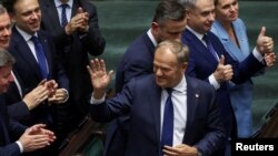 460-წევრიან სეიმში ტუსკის გუნდს მხარი დაუჭირა 243-მა დეპუტატმა, 210-მა წინააღმდეგ მისცა ხმა.