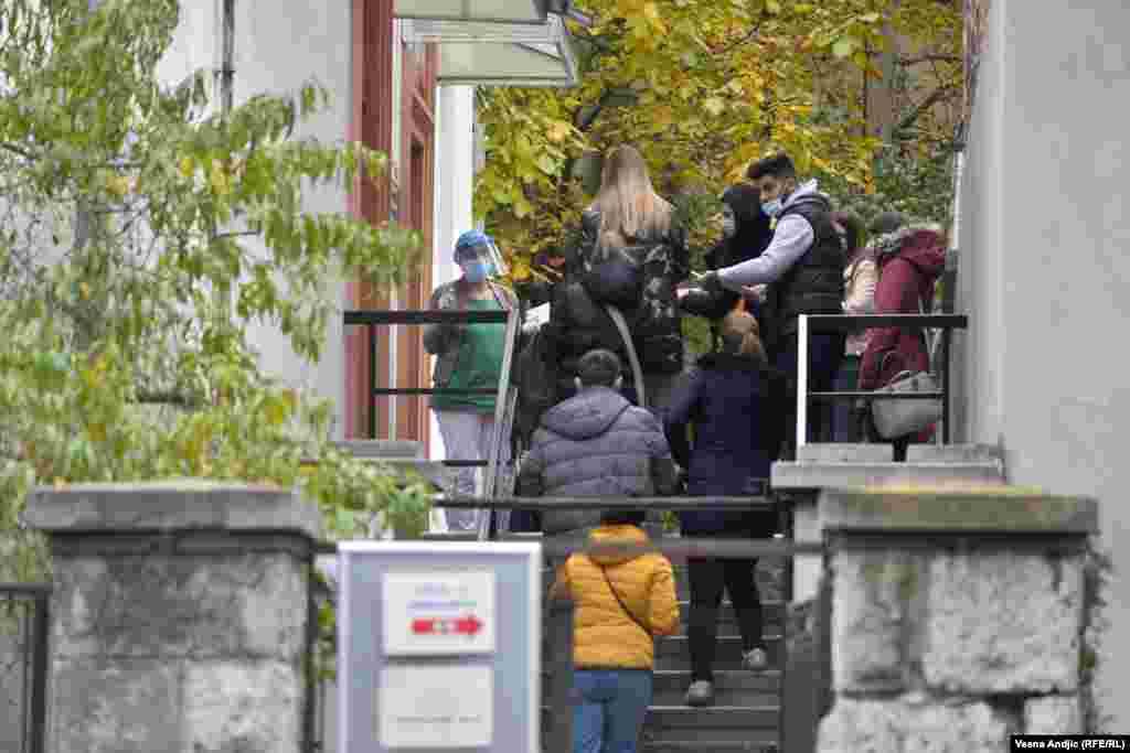 Gužve se mogu videti ispred COVID ambulanti u svim beogradskim opštinama (na slici - red ispred COVID ambulante u opštini Palilula, u četvrtak, 12. novembra)