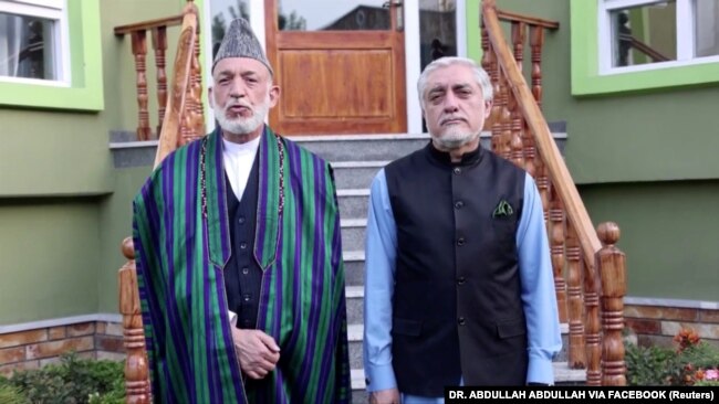 د عکس ښي لور ته عبدالله عبدالله او چپ او لور ته حامدکرزی