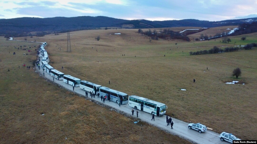 Stotine migranata u autobusima nakon zatvaranja kampa "Lipa", u Bihaću, 30. decembra 2020