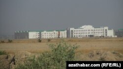 Abadan şäheriniň etekleriniň häzirki görnüşi. Abadan, iýul, 2012.