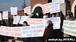 Protesting teachers demanding wage increases inthe village of Kyzyl-Suu in mid-December.