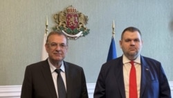 Съпредседателят на ДПС на Доган Джевдет Чакъров също премина в ДПС на Пеевски и се снима пред герба.