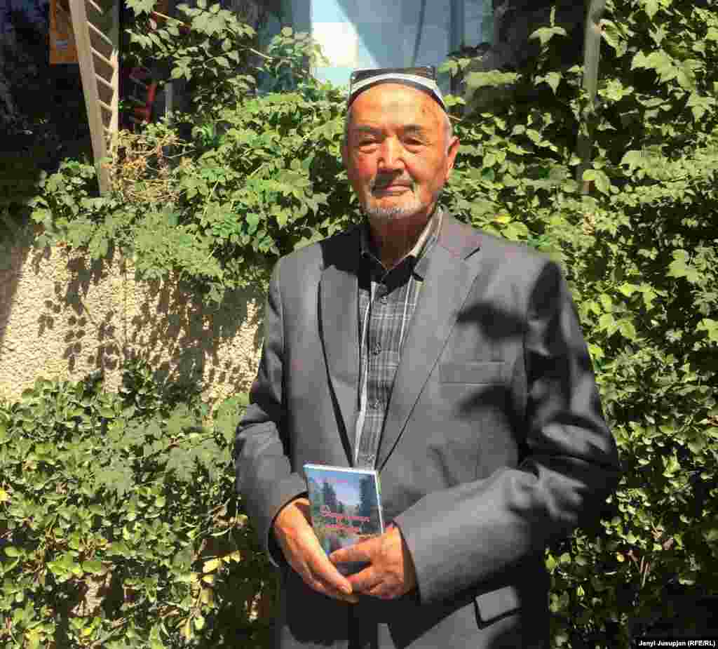 Поэт Шарифжон Абдураззоков, известный как Шарифжон Учкоргани, самая известная литературная личность среди таджиков Кыргызстана. В руках держит свой сборник стихотворений, переведенный на кыргызский Мирзохалимом Каримовым.