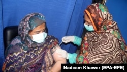 Пакистански здравствен работник прима доза на вакцина против ковид-19, 3 февруари 2021 година