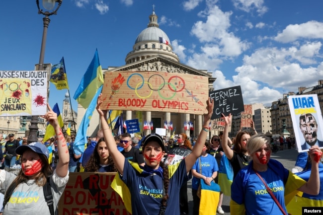 Українці в Парижі мітингують в пам'ять про спортсменів, убитих під час війни в Україні, за два тижні до початку Олімпійських та Паралімпійських ігор у Парижі 2024-го