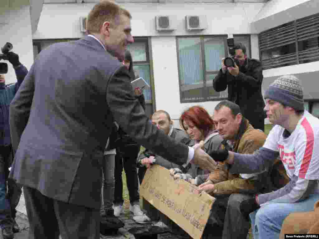 Crna Gora - Premijer Igor Lukšić sa učesnicima građanskog protesta u Podgorici, 01.02.2012. Foto: RSE / Savo Prelević 