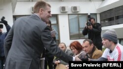 Premijer Igor Lukšić i članovi MANS-a koji su izveli performans o tome da je Vlada odgovorna za "prosjački štap" na koji je spala većina građana. Podgorica, 1. februar 2012.