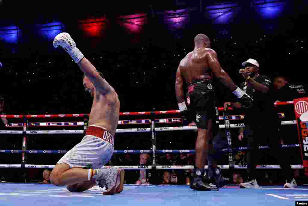 Ukraine's Oleksandr Usyk (left) celebrates winning his heavyweight world title fight against Britain's Daniel Dubois in London on July 19.