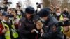 Росія: поліція затримала голову профспілки «Альянс лікарів» біля колонії, де перебуває Навальний