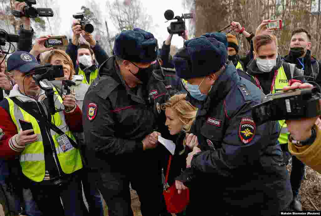 РУСИЈА - Полицијата ја уапсила шефицата на Рускиот Сојуз на лекари, Ана Василјева пред затворот, кога таа побарала дозвола да го прегледа опозицискиот политичар Алексеј Навални откако тој беше пренесен во болничко одделение со силна кашлица и треска, пишува Радио слободна Европа на англиски јазик.
