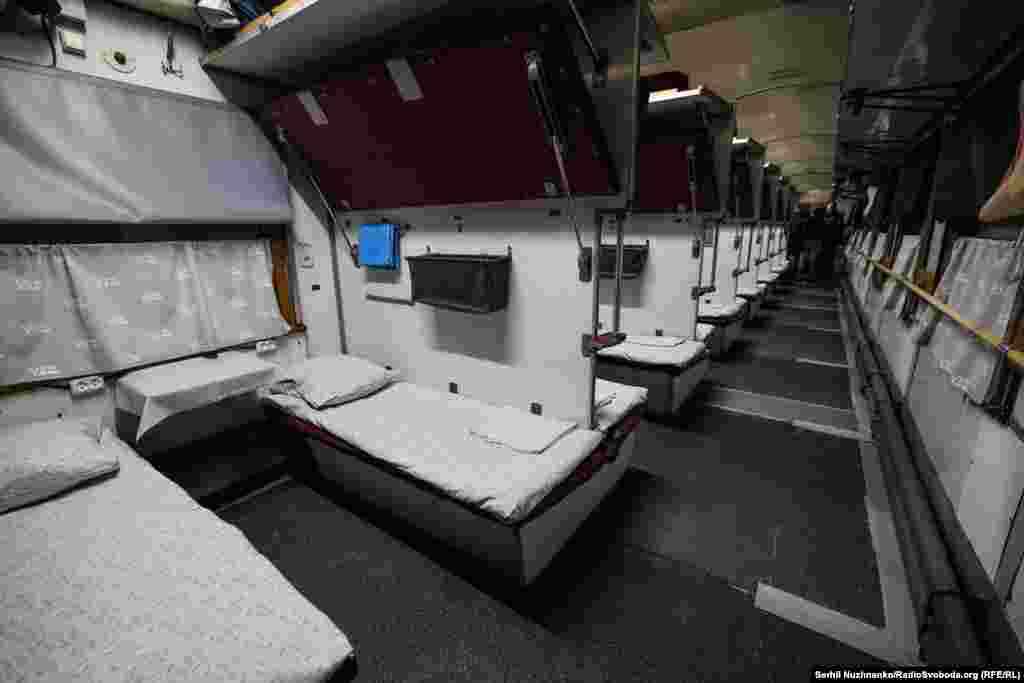 Медичні вагони, створені «Укрзалізницею», щоб рятувати людей, у день 4-ї річниці відтоді, як вони вперше вирушили у рейс. Київ, 12 березня 2026 року