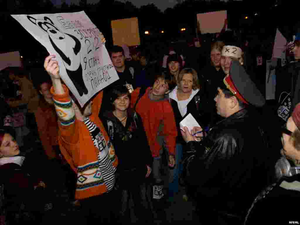 Милиционеры переписали содержание всех плакатов...