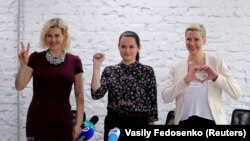 Вероніка Цепкало, Світлана Тихановська і Марія Колесникова (л -> п), троє з найактивніших діячів білоруської демократичної опозиції, на пресконференції в Мінську 17 червня 2020 року