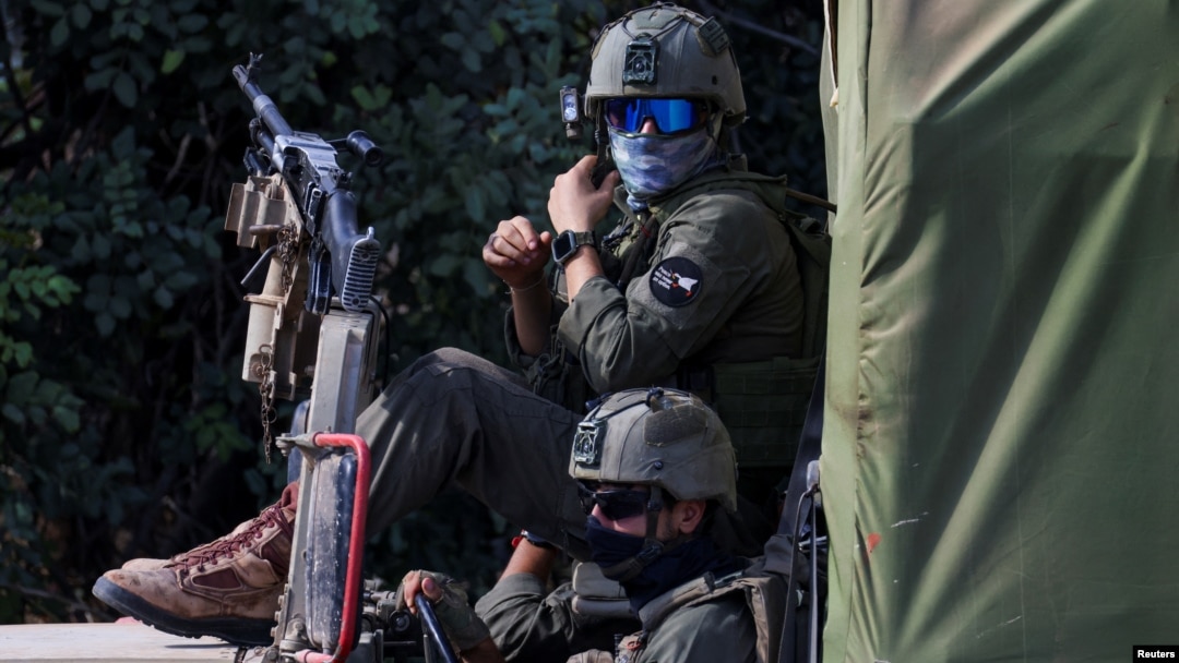 Soldați israelieni își pregătesc echipamentul în timpul ostilităților transfrontaliere dintre Hezbollah și Israel.