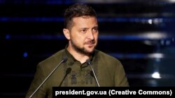 Președintele ucrainean Volodimir Zelenski poartă o „vîșîvanka” de culoare kaki, creată după designul Rufinei Bazlova, la ceremonia de acordare a premiului „Legenda națională a Ucrainei”, 21 august 2022