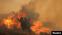 Zjarrfikësit duke luftuar për shuarjen e zjarrit në ishullin grek, Kretë, 3 korrik.